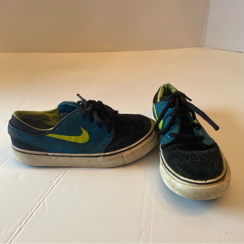 Nike Stefan Janoski Suede Tennis Shoes, kids size 12 - Picture 2 of 7